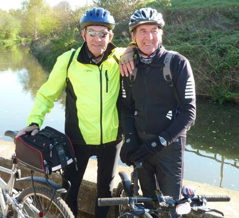 Dave Berry had lots of hits, such as 'Little Things', in the 1960s. He is now a big hit with the Chesterfield Canal Trust.