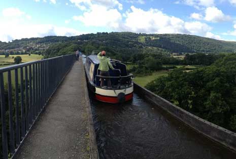 I passed between Leek and Stoke and joined the Llangollen canal at Whitchurch. This led all the way to Wales at Chirk and over the Pontcysyllte Aqueduct.