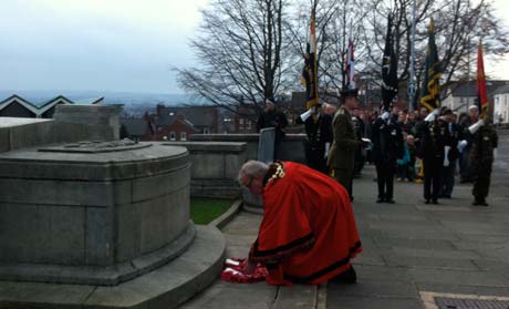 His Worship The Mayor lays a wreath at the Chesterfield Memorial