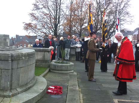 The Mayor lays a wreath at the Cenotpah outside the Town Hall