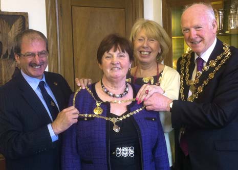 Present at the unveiling of the new medallion were Master of the Assay Office, Ashley Carson and the designer, along with other Civic Dignitaries