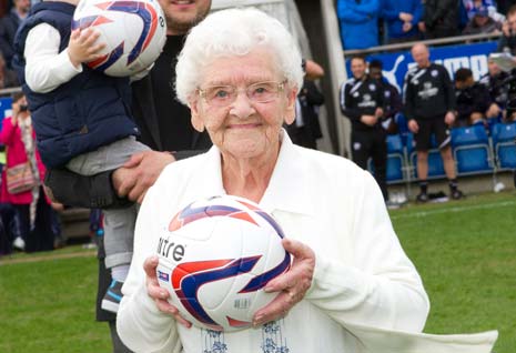 After being given a tour of the stadium, Gladys enjoyed a meal in the Leengate Legends Lounge with her fellow diners, before presenting the match ball to the referee on the pitch before kick-off. 