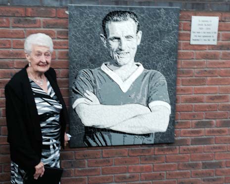 By far the most emotional moment of the evening came when Kathleen Blakey, widow of former player David who sadly passed way earlier this year, unveiled the memorial plaque in honour of her late husband.