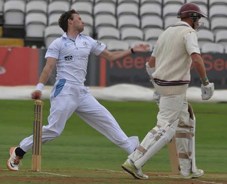 It was all thanks to Derbyshire's heroes of last season's title winning campaign. Both Tony Palladino and Tim Groenewald picked up their season best figures to obtain full bowling points for the Falcons.