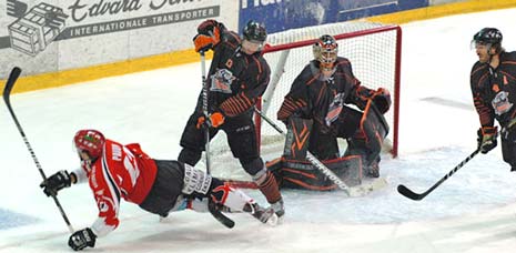 in the middle period and 5 on 5 Finnerty's side were in control.   Penalties then took over once again and with it any hope of a Steelers come back. In a 15 minute spell the Steelers were hit with 4 Hungarian goals, two on the power play.  After facing eight periods of hockey in just over 48 hours John DeCaro was withdrawn for the final period and Geoff Woolhouse installed between the pipes.  Jeff Legue broke away 9 minutes into the final period to slot home nicely (6-2) and them Mike Ramsay gave the scoreline more dignity firing home with 7 minutes remaining (6-3)  Overall it is a Continental Cup that will give both Finnerty and his side much valued experience but he and his team will be in a hurry to get home and back to domestic business