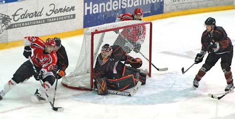 in the middle period and 5 on 5 Finnerty's side were in control.   Penalties then took over once again and with it any hope of a Steelers come back. In a 15 minute spell the Steelers were hit with 4 Hungarian goals, two on the power play.  After facing eight periods of hockey in just over 48 hours John DeCaro was withdrawn for the final period and Geoff Woolhouse installed between the pipes.  Jeff Legue broke away 9 minutes into the final period to slot home nicely (6-2) and them Mike Ramsay gave the scoreline more dignity firing home with 7 minutes remaining (6-3)  Overall it is a Continental Cup that will give both Finnerty and his side much valued experience but he and his team will be in a hurry to get home and back to domestic business