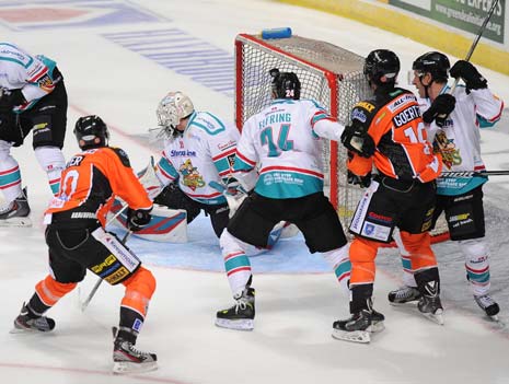 Steelers were back on level terms at 16.44 when Stefan Meyer tied the game with Captain Steven Goertzen and Jeff Legue picking up assists.